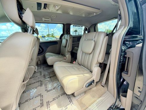 Used 2015 Chrysler Town & Country Touring FWD image 10