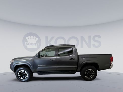 Used 2016 Toyota Tacoma SR5 w/ Towing Package RWD image 5