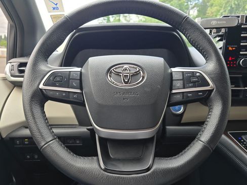 Used 2021 Toyota Sienna XLE FWD image 11