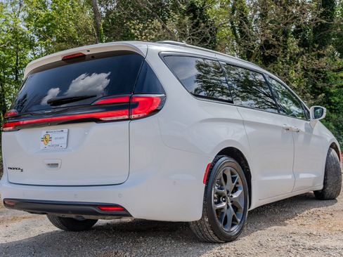 Used 2021 Chrysler Pacifica Touring-L w/ Premium & Safety Sphere Group image 5