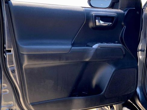 Used 2022 Toyota Tacoma TRD Sport w/ Technology Package AWD/4WD image 19