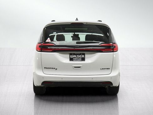 Used 2025 Chrysler Pacifica Limited FWD image 4