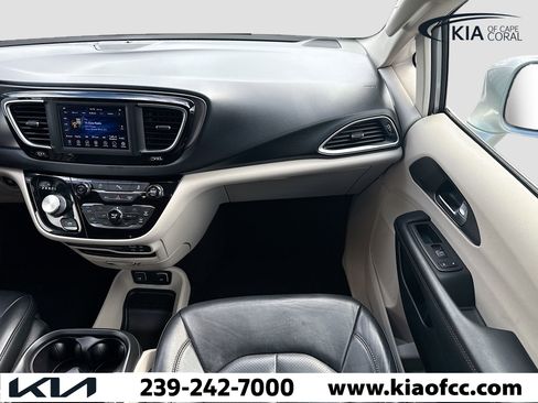 Used 2020 Chrysler Pacifica Touring-L image 18