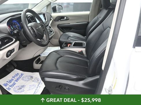 Used 2024 Chrysler Pacifica Touring-L image 30