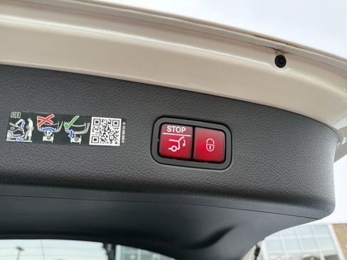 Used 2025 Mercedes-Benz GLC 300 4MATIC image 26