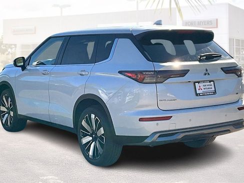 New 2025 Mitsubishi Outlander SE image 3