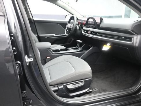 Used 2025 Kia K4 FWD image 25