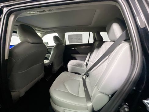 New 2026 Toyota Highlander Platinum image 29