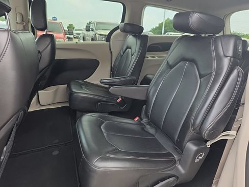 Used 2023 Chrysler Pacifica Touring-L FWD image 10