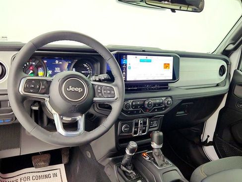 Used 2025 Jeep Wrangler Sahara image 12