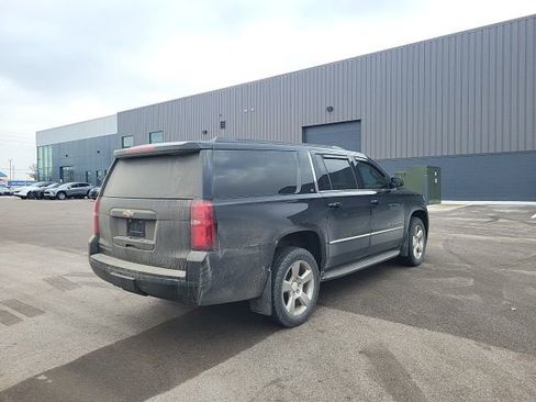 Used 2020 Chevrolet Suburban LT w/ Luxury Package image 3