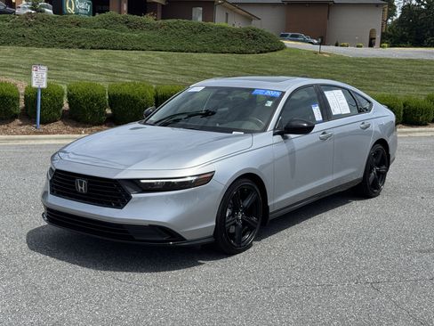 Used 2025 Honda Accord Sport image 3