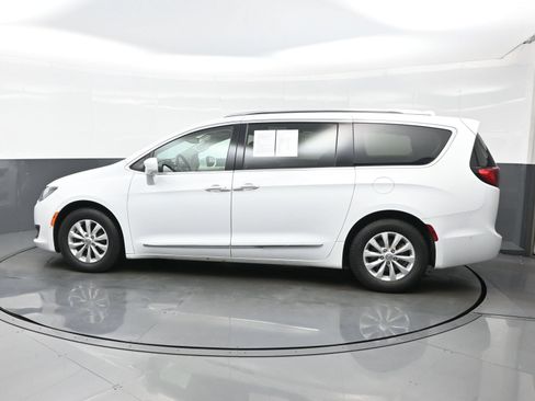 Used 2018 Chrysler Pacifica Touring-L Plus w/ Advanced Safetytec Group FWD image 3