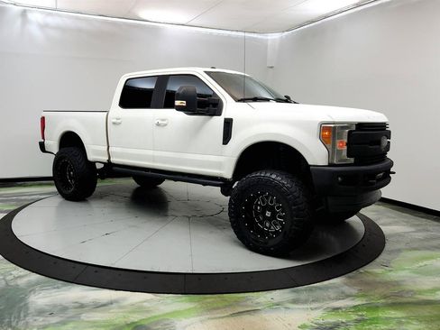 Used 2017 Ford F250 Lariat w/ Lariat Ultimate Package AWD/4WD image 3