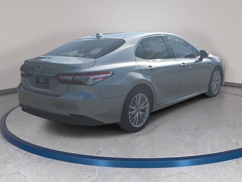 Used 2020 Toyota Camry XLE w/ Sunroof Package FWD image 5