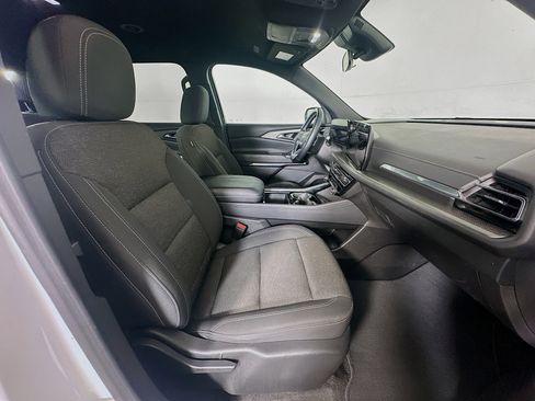 Used 2025 Chevrolet Traverse LT image 33