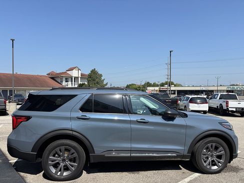 Used 2025 Ford Explorer Active w/ Active Comfort Package AWD/4WD image 7