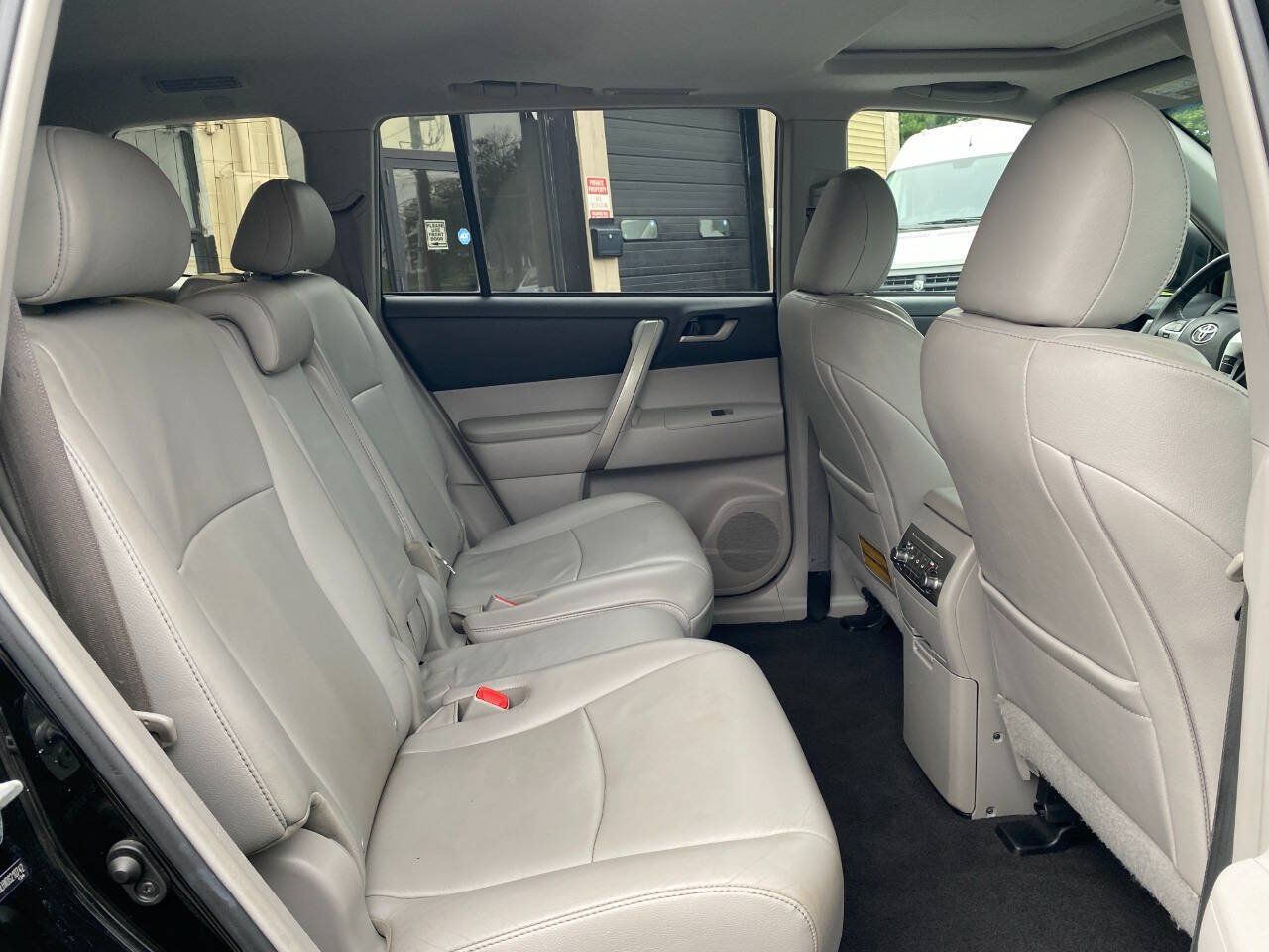Used 2013 Toyota Highlander SE AWD/4WD image 30