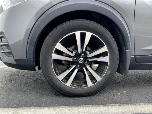 Used 2018 Nissan Kicks SV image 9