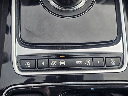 Used 2019 Jaguar F-PACE Premium image 36