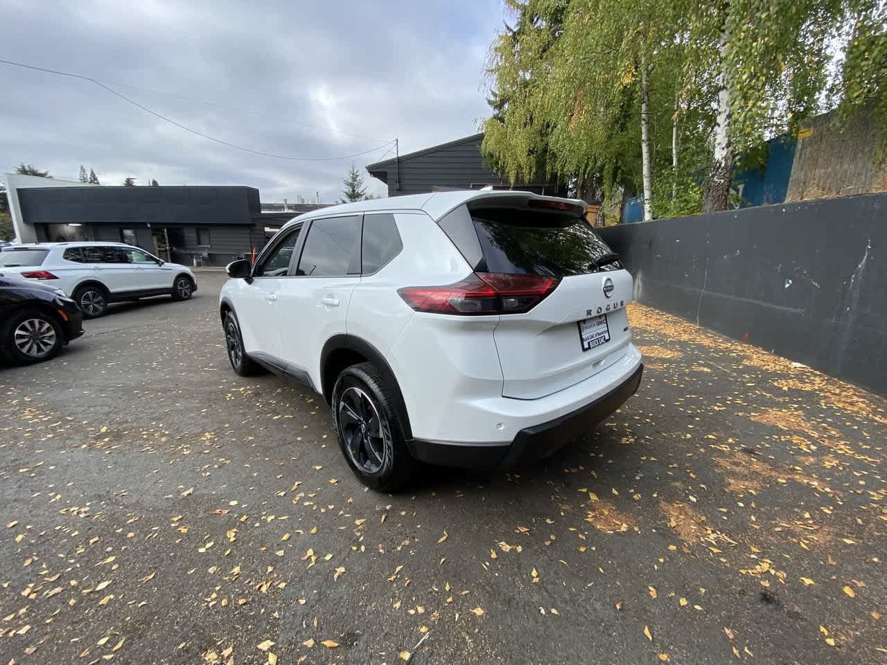 Used 2025 Nissan Rogue SV AWD/4WD image 4