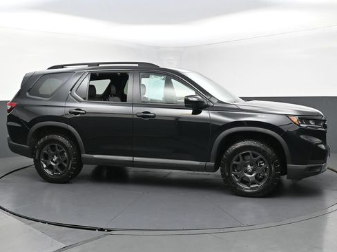 Used 2025 Honda Pilot TrailSport image 6