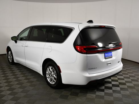 Used 2024 Chrysler Pacifica Touring-L FWD image 6