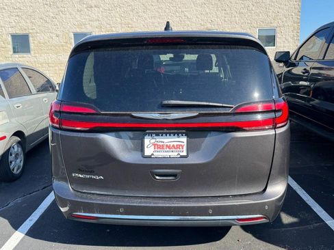 Used 2023 Chrysler Pacifica Touring-L FWD image 4