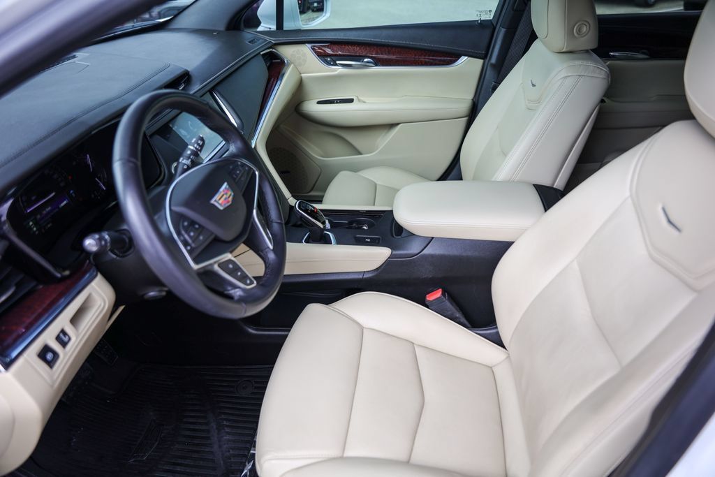 Used 2018 Cadillac XT5 Luxury w/ Driver Awareness Package FWD image 9