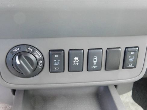 Used 2015 Nissan Frontier SV w/ SV Value Truck Package AWD/4WD image 14