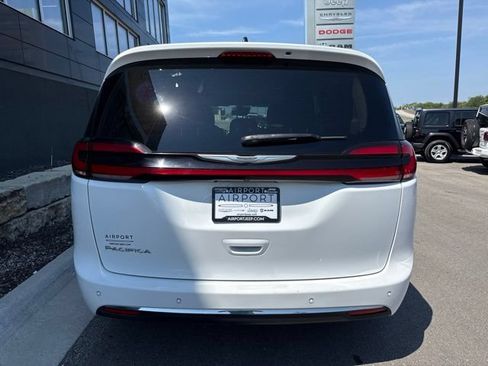 Used 2023 Chrysler Pacifica Touring-L FWD image 4