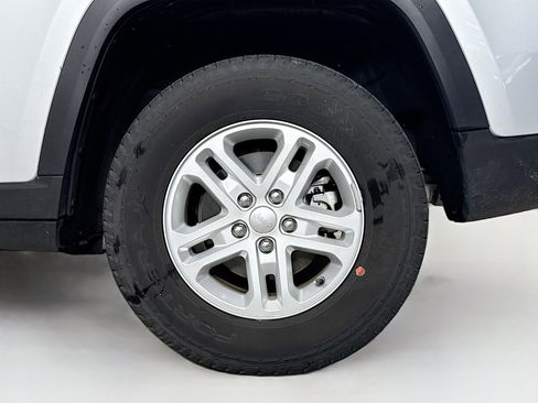 Used 2023 Jeep Grand Cherokee Laredo image 35