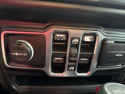 Used 2023 Jeep Wrangler Unlimited Sahara w/ Cold Weather Group AWD/4WD image 12