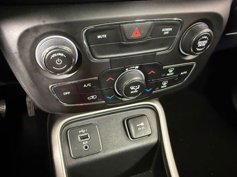 Used 2021 Jeep Compass Latitude FWD image 22