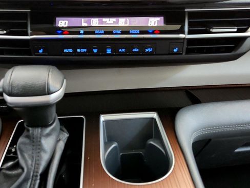 Used 2024 Toyota Sienna XLE image 32