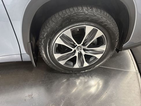 Used 2021 Toyota Highlander XLE image 14