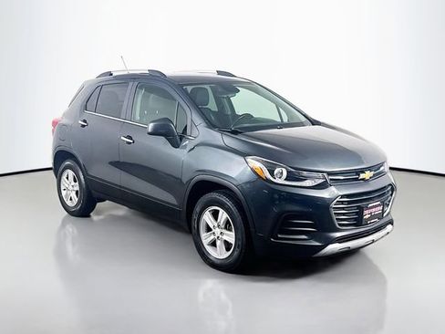 Used 2017 Chevrolet Trax LT w/ LT Convenience Package AWD/4WD image 2