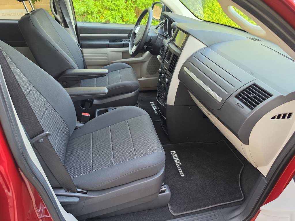 Used 2009 Dodge Grand Caravan SXT w/ Entertainment Group 2 FWD image 25