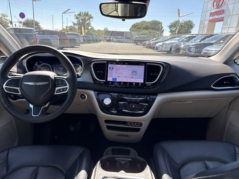 Used 2024 Chrysler Pacifica Touring-L FWD image 17