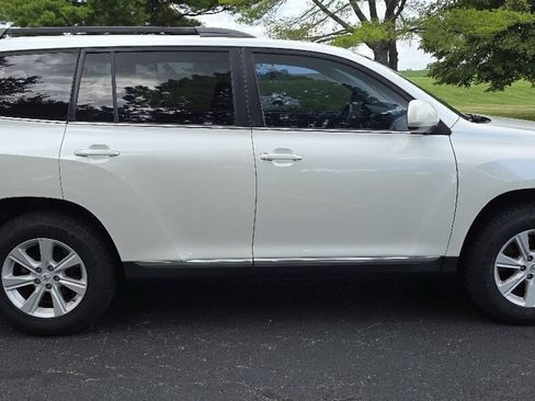 Used 2011 Toyota Highlander SE w/ Tow Pkg AWD/4WD image 2