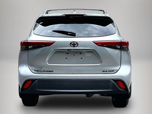 Used 2021 Toyota Highlander XLE AWD/4WD image 6
