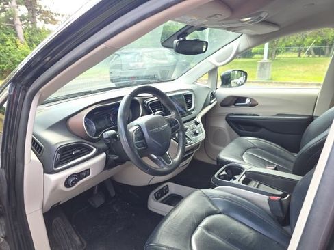 Used 2017 Chrysler Pacifica Touring-L FWD image 9