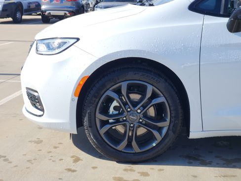 New 2026 Chrysler Pacifica Select image 5