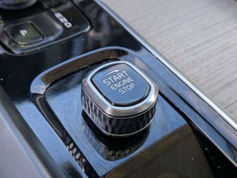 Used 2022 Volvo XC60 B5 Inscription image 22