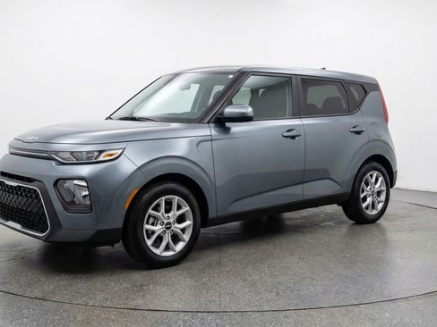 Used 2025 Kia Soul LX w/ LX Technology Package image 3