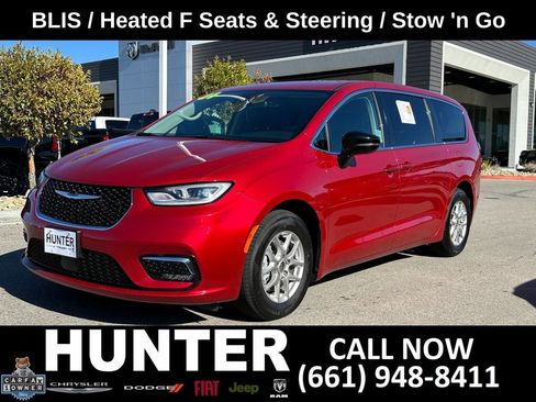Used 2024 Chrysler Pacifica Touring-L FWD image 2
