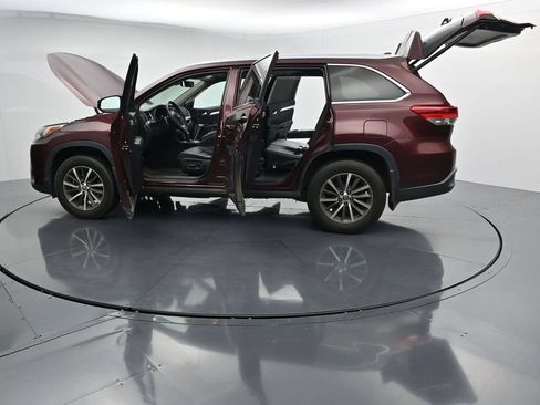 Used 2018 Toyota Highlander XLE AWD/4WD image 28