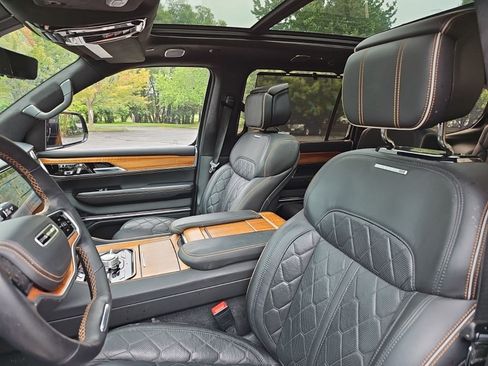 Used 2022 Jeep Grand Wagoneer Series III AWD/4WD image 18