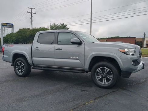 Used 2019 Toyota Tacoma TRD Sport AWD/4WD image 2