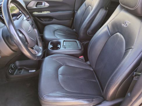 Used 2021 Chrysler Pacifica Touring-L w/ Uconnect Theater Family Group AWD/4WD image 16
